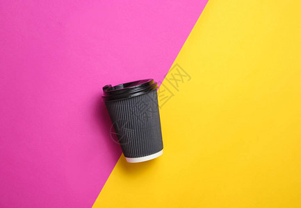 彩色纸背景上的纸咖啡杯顶视图图片