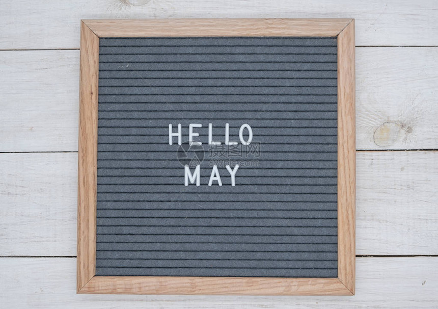 英文本HelloMay在灰色背景上的白色字母板上的字母板上白色木制背图片