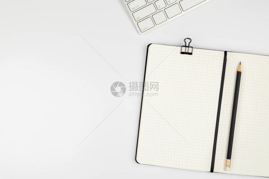 白色表格背景上空格网笔记的最小办图片