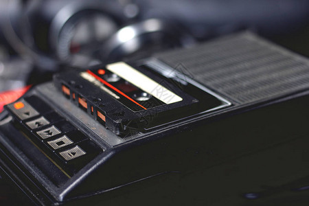 老式复古黑色便携式录音机和录音机图片