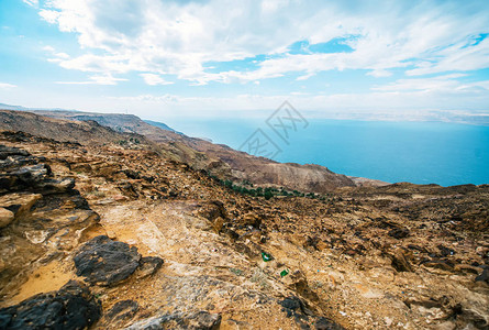 死海在山谷和约旦在前面全景图片