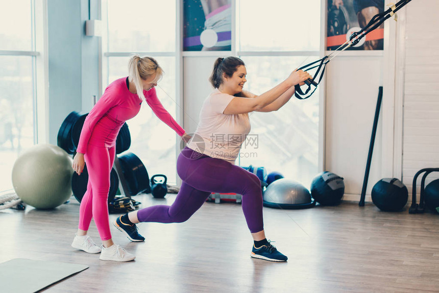 胖女人在健身房锻炼以减轻体重图片