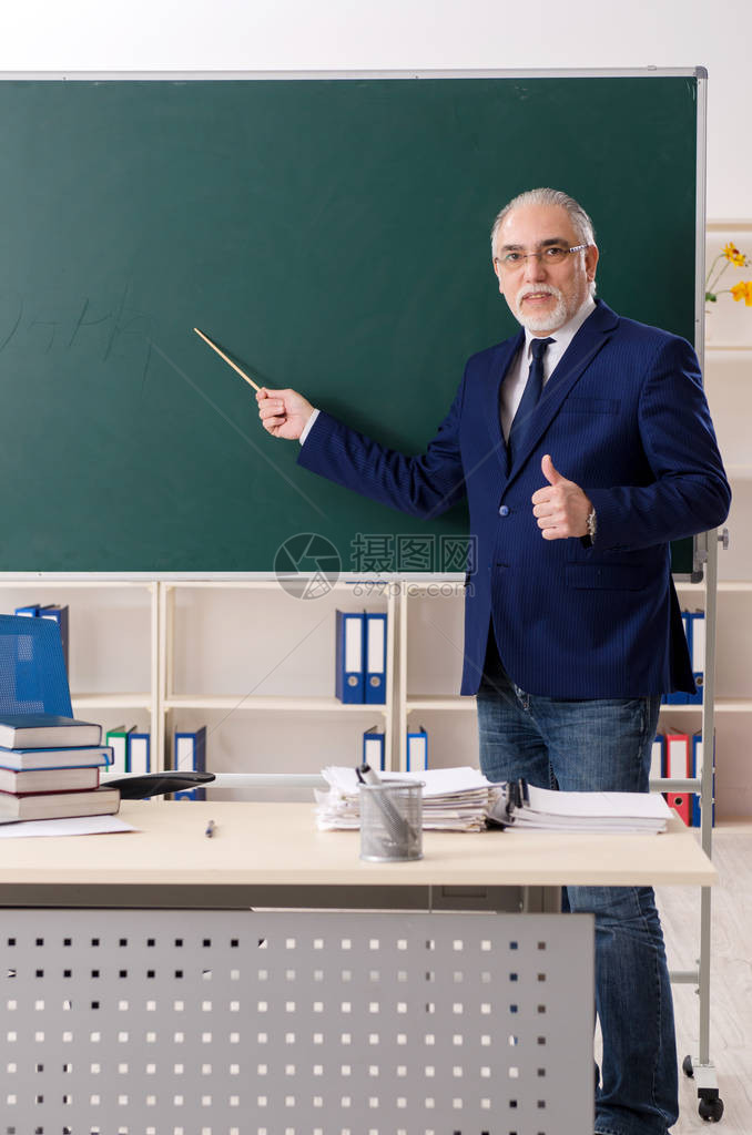 黑板前的老年男老师图片