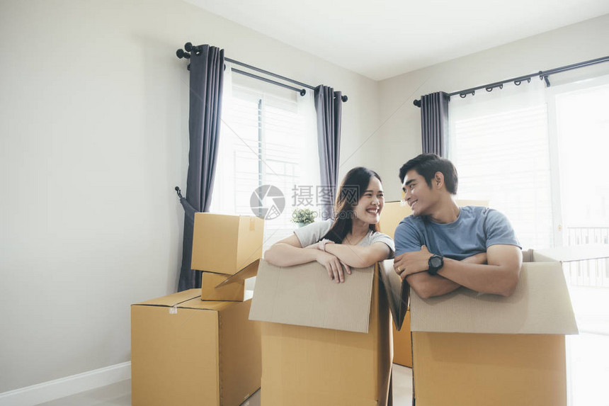 快乐的年轻夫妇一起享受搬进新房子的乐趣搬家图片