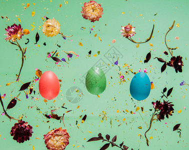 含鲜花和复活节鸡蛋的干贝勒草药图片