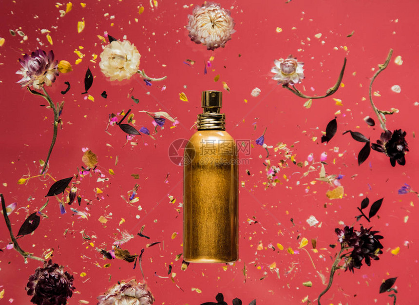 含鲜花和香水瓶的干贝勒草药图片