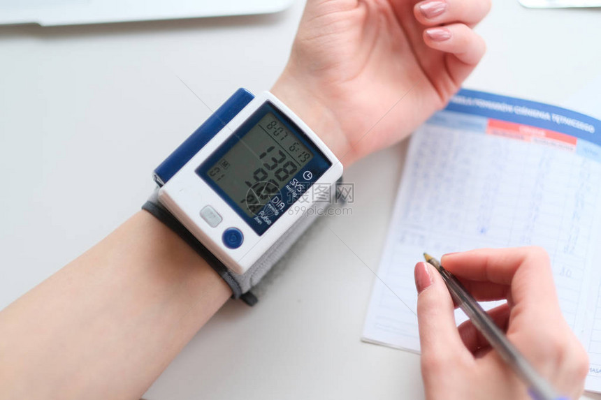 高血压病人测量血压图片