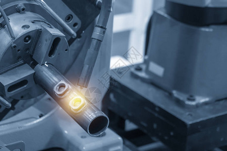 机械臂焊接汽车零件工业40概念中的高科技汽车图片