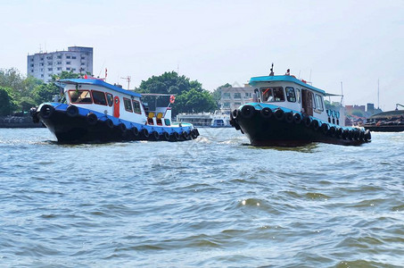 泰国曼谷湄南河上的拖船或拖船一种船舶通过直接触或拖缆来推动或图片