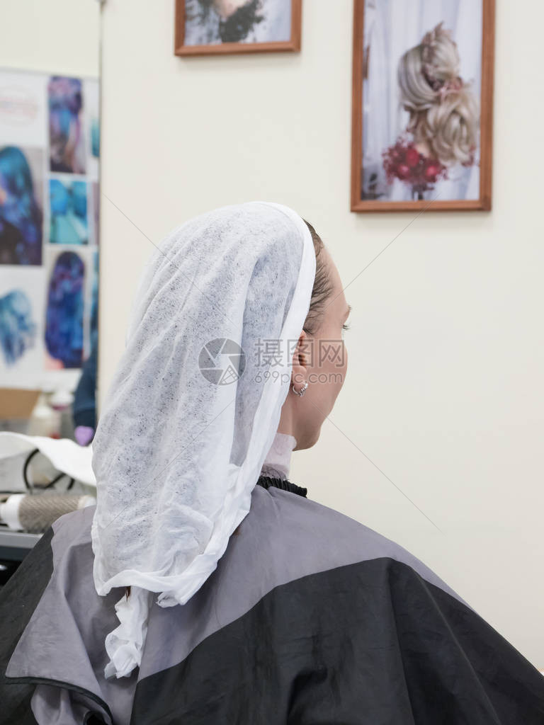 在美容院用毛巾擦干长发图片