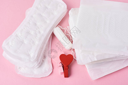 卫生垫月经棉条和木红心在粉红色背图片