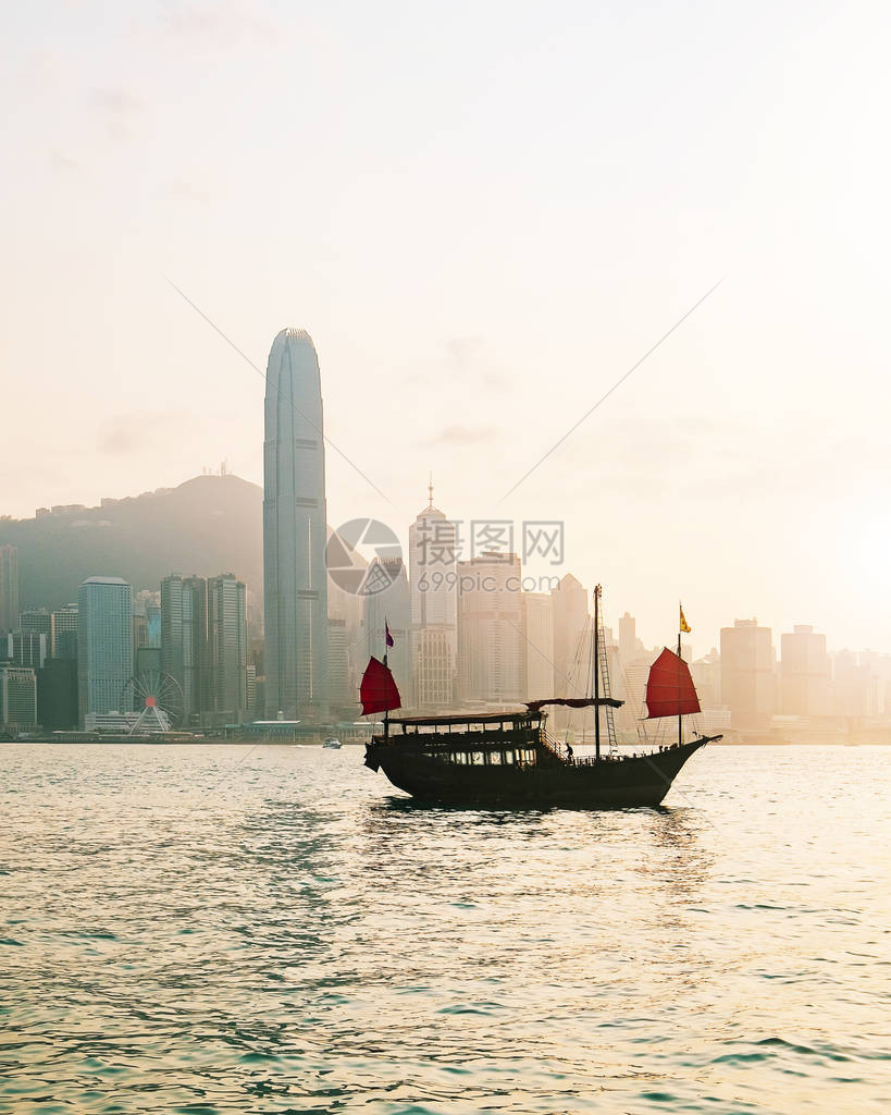 香港天际线有一艘传统船在香图片