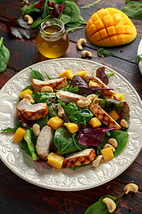 烤鸡肉芒果沙拉配坚果和蔬菜健康食品图片
