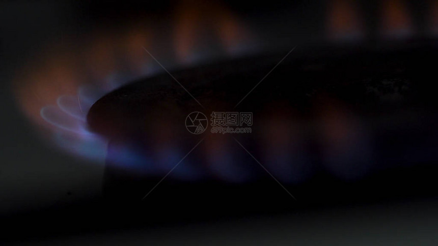 煤气燃烧器的红火和蓝火烹饪概念图片