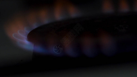 煤气燃烧器的红火和蓝火烹饪概念图片