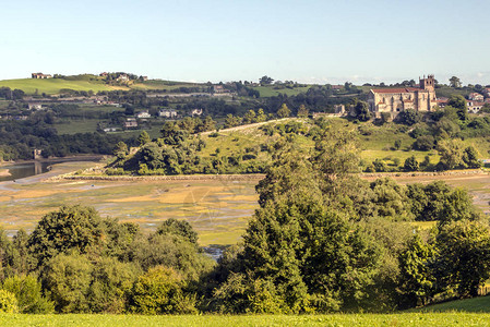 西班牙北部阿斯图里亚斯山脉附近的草原乡镇图片