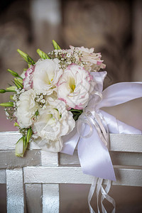 美丽的新娘花束上绑着丝带和子的钥匙图片