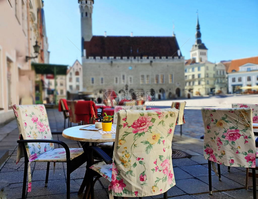 街边咖啡馆桌椅在城市等待人们放松和喝杯咖啡前往塔林的欧罗巴波罗的海老城爱沙尼亚城市广场阳光明媚的下图片