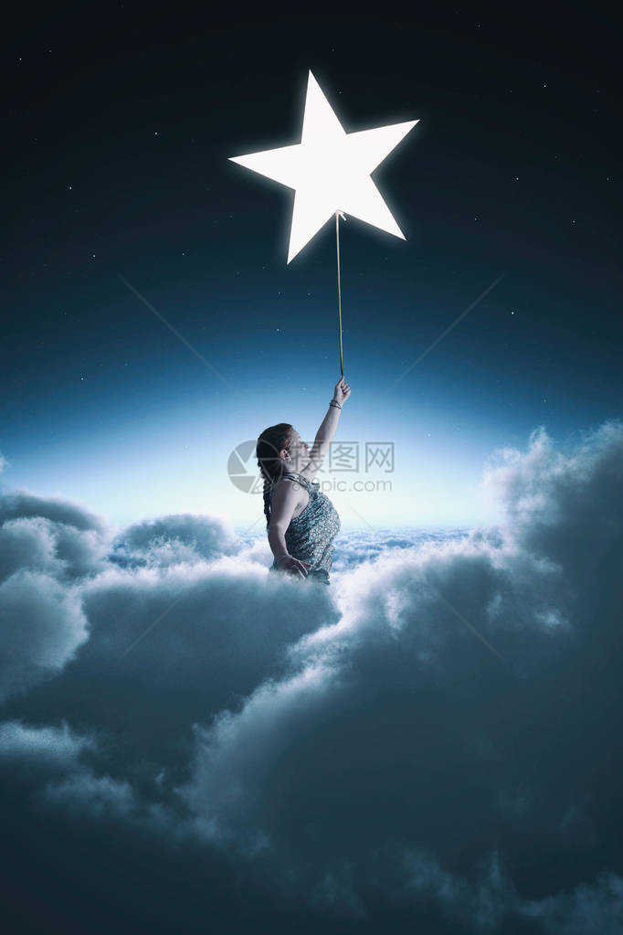 女人从云层中升起捧着一颗星图片