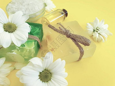 黄色背景中的肥皂盐油菊花图片