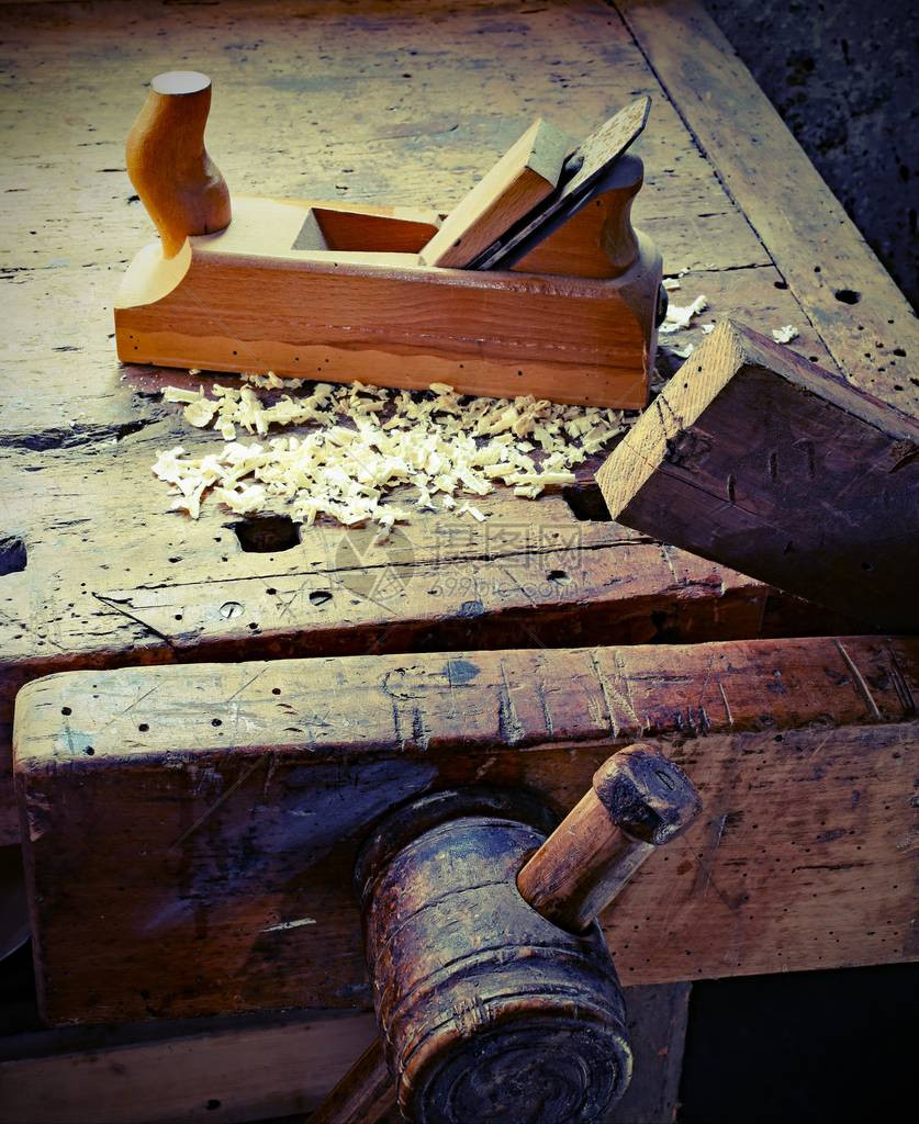 木制工作台上的刨花和锯末以及具有旧色图片