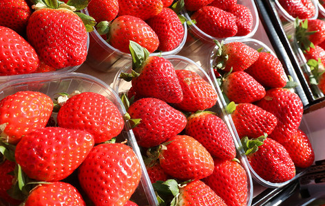 蔬菜水果店出售的一篮红色成熟草莓图片