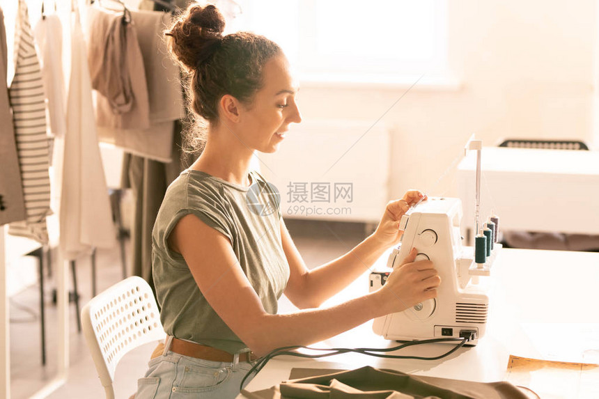 坐在裁缝店工作时图片