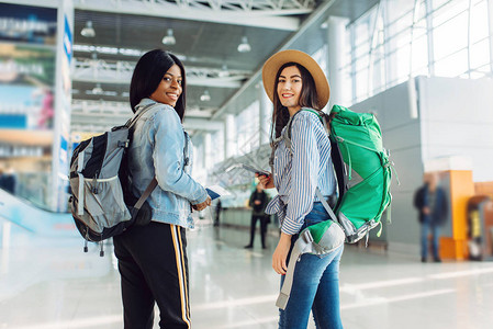两名背着包的女游客在国际机场图片