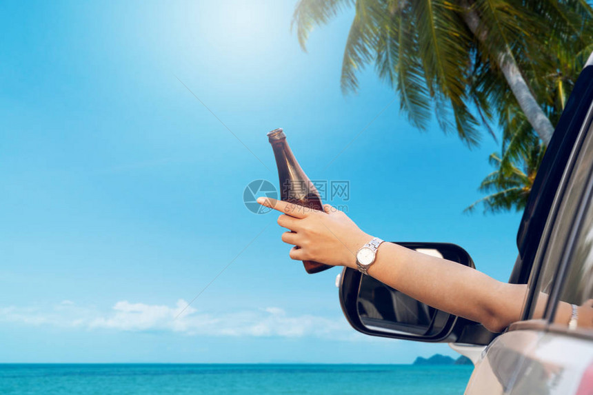 幸福的女人坐在车里在海上旅行的夏季假期图片