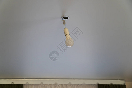 二极管灯泡挂在电线上的天花板上电线上的灯泡灯泡发出的亮光白色的天花图片