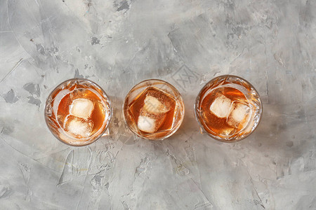 玻璃杯的冷威士忌冰图片