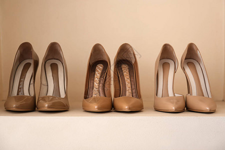 女鞋上新促销商店货架上新女鞋的收藏背景