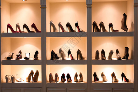 商店货架上的新女鞋系列背景图片