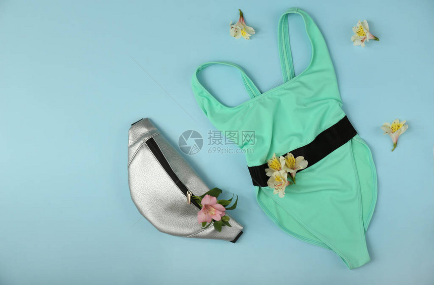 彩色背景中的女游泳衣和包图片