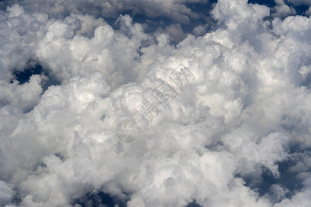白云和蓝天空从飞机窗口的视图图片