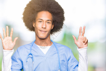 年轻非裔美国医生头发色优美指着八号手指满怀自信和快乐的笑图片