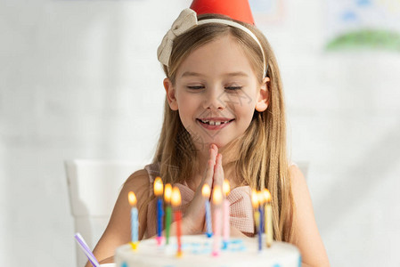 有生日蛋糕的可爱孩子有选择焦点请在聚图片