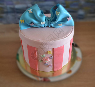 粉红色礼物盒和蓝弓图片