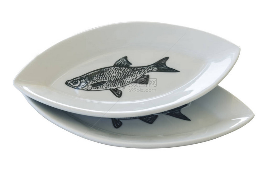 两盘白瓷餐用于在白底鱼图片
