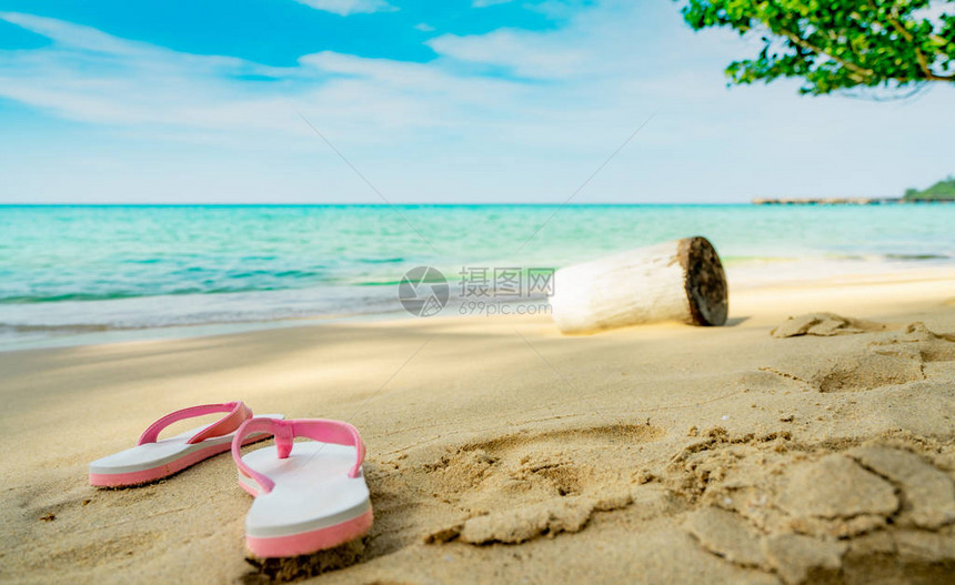 沙滩上的粉色和白色凉鞋休闲风格的人字拖在海边被拆除在热带海滩的暑假沙滩上有趣的假期旅行夏令夏日风图片