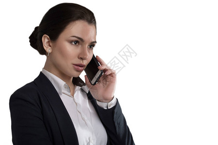 身着商业服饰在办公室窗户旁边的电话上说话的年轻严图片