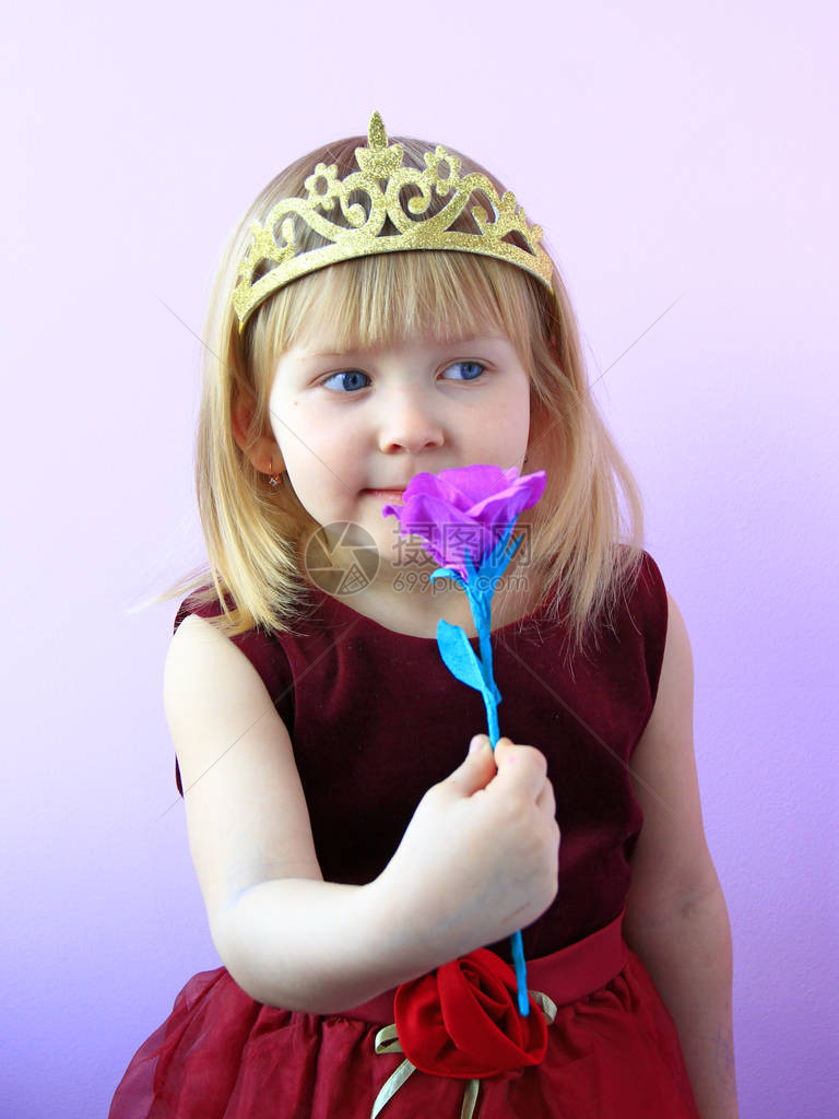 冠闻花香的小女孩有粉红色花的小公主头戴皇冠的可爱女孩图片