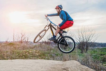 骑着山地自行车的人跳着泥土跳活生的活图片
