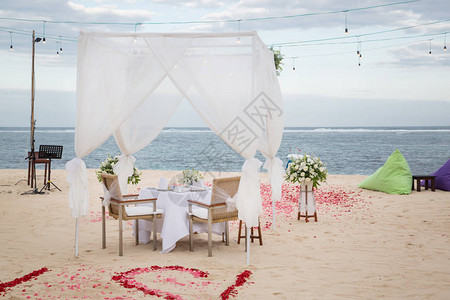 在海滩上布置的浪漫晚餐图片