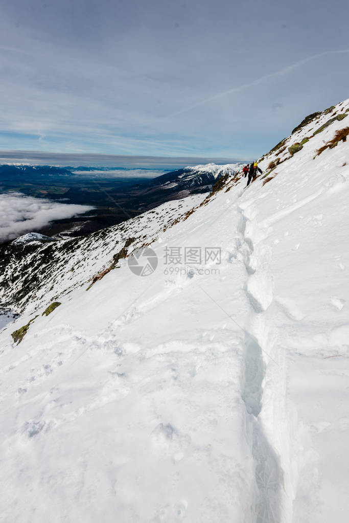 在斯洛瓦基亚塔特拉的山峰和旅游小径上图片