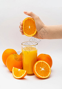 橙子和手用橙子挤橙汁图片