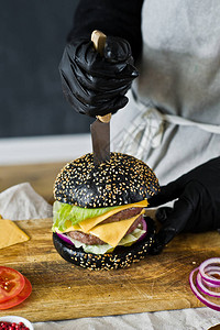 多汁的汉堡在厨师的手中烹饪黑色芝士汉堡的概念自制汉堡食谱厨房图片