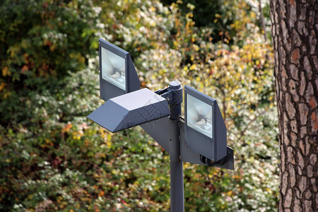 安装在金属杆上的公共路灯上的现代反射灯图片