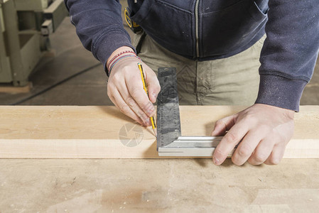 工人概念男木工在他的木工图片