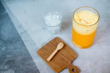 一杯美味的新鲜橙子冰沙图片